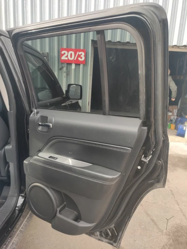 dveri-jeep-compass-2011-2016-zadnia-prava-5074958aa-68079384ac Двері Jeep Compass 2011-2016 задні праві 5074958AA 68079384AC