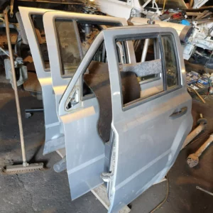 Двері Jeep Patriot 2007-2017 передні праві 5067706AA 5067706AI