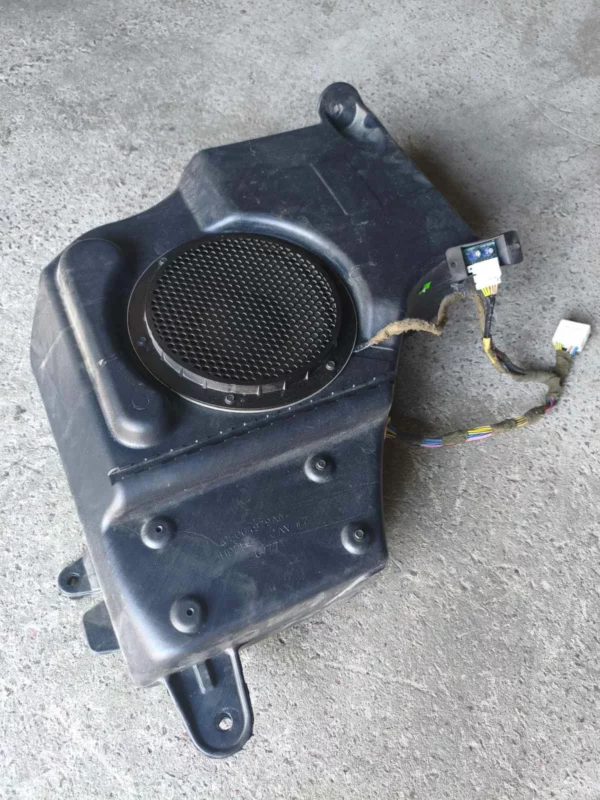 sabvufer-jeep-compass-2011-2016-5064979aa-68001775aa Сабвуфер Jeep Compass 2011-2016 5064979AA 68001775AA
