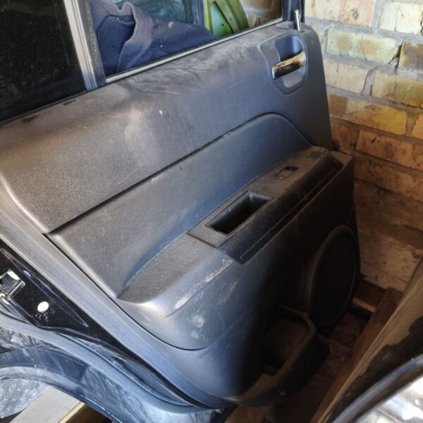 Обшивка дверей передня права Jeep Patriot Compass 2007–2016