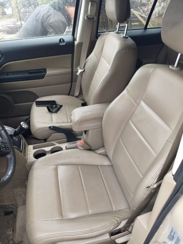 Бежевий шкіряний салон Jeep Compass Patriot 2007-2016 (комплект сидінь з дверними картами)